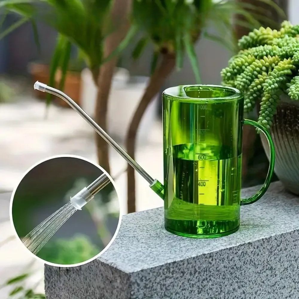 Arrosoir vert en plastique transparent avec bec long, rempli d'eau, posé sur un support en pierre