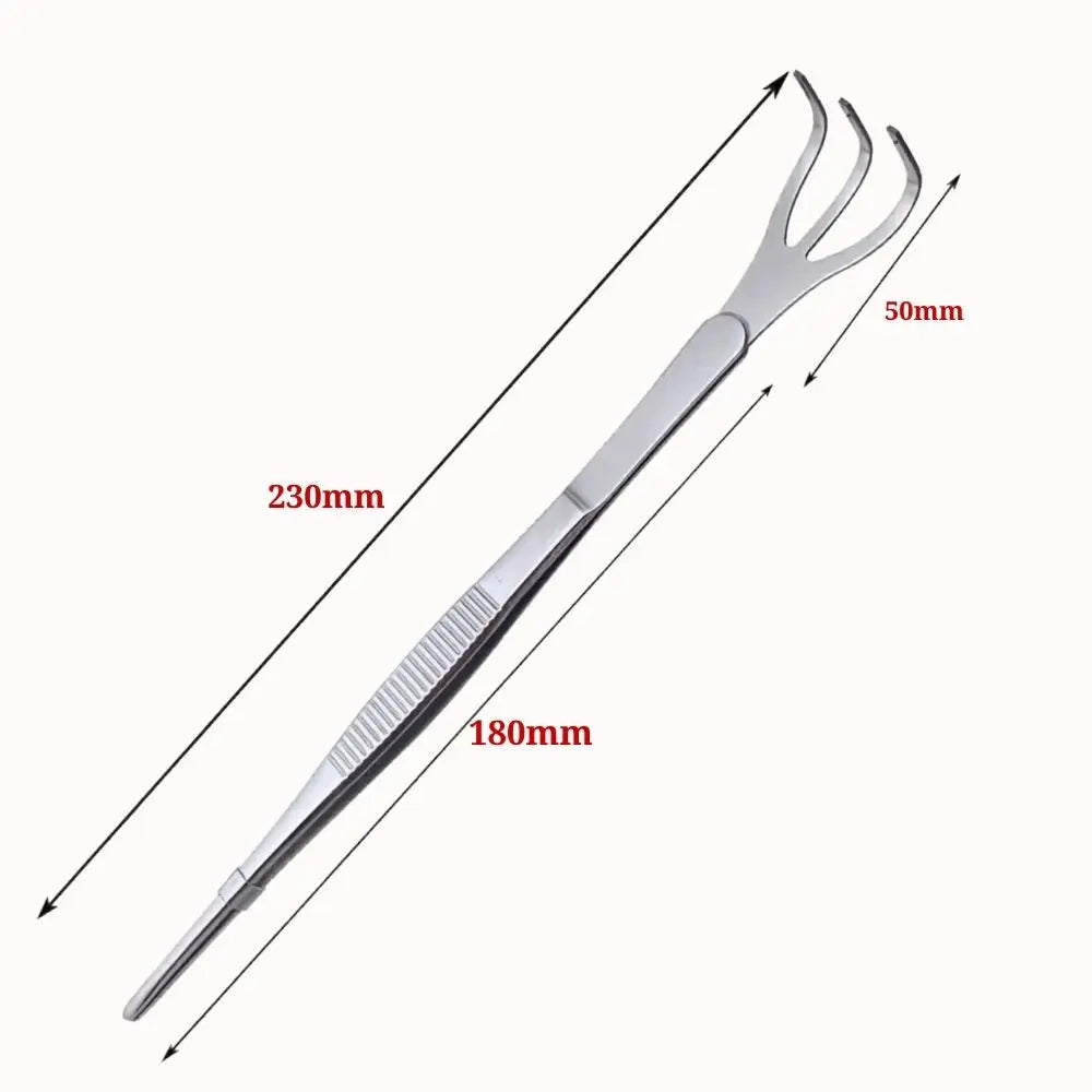 Pince-râteau en inox avec trois dents, finition brillante et manche lisse, sur fond blanc