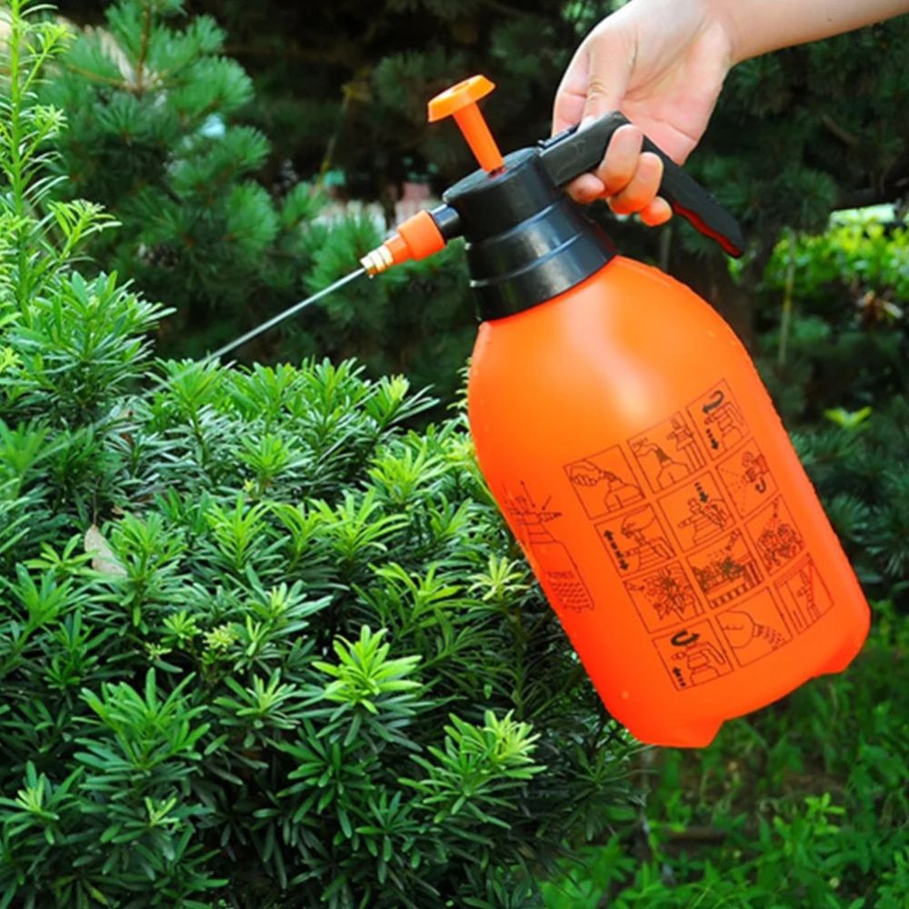 Pulvérisateur à pression de 3L en action, arrosant des plantes avec une buse ajustable
