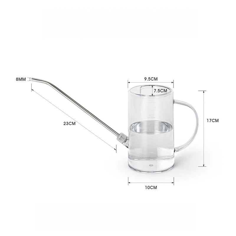 Arrosoir transparent avec un long bec en inox et une poignée, rempli d'eau, sur fond blanc