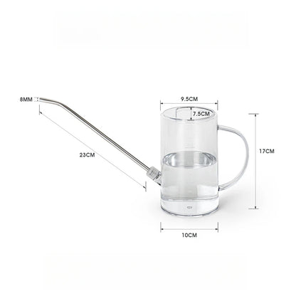 Arrosoir transparent avec un long bec en inox et une poignée, rempli d'eau, sur fond blanc