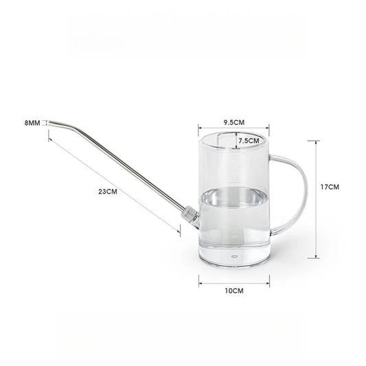 Arrosoir transparent avec un long bec en inox et une poignée, rempli d'eau, sur fond blanc