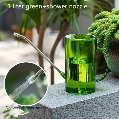 Arrosoir transparent en plastique vert avec bec long, posé sur une surface près de plantes vertes