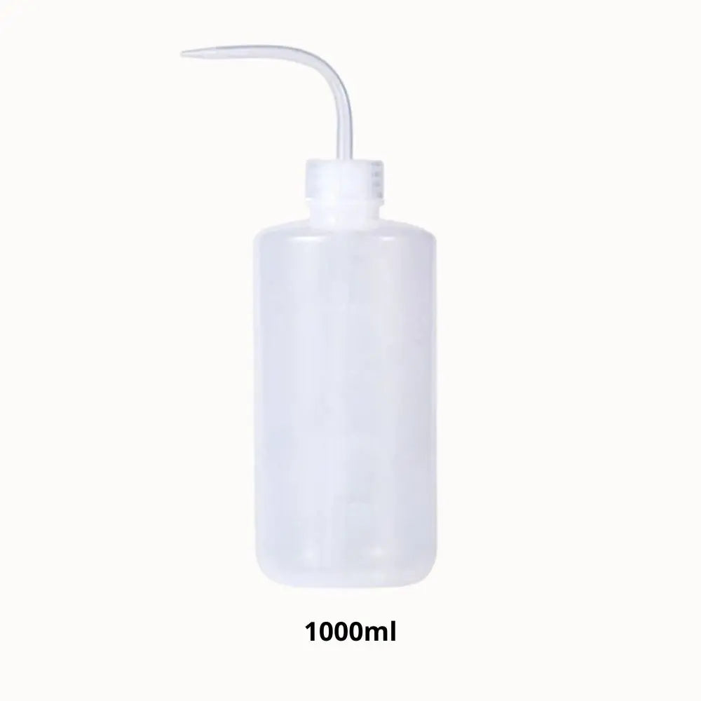 Bouteille transparente de dosage avec un long bec verseur, en plastique souple et lisse