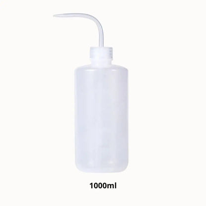 Bouteille transparente de dosage avec un long bec verseur, en plastique souple et lisse