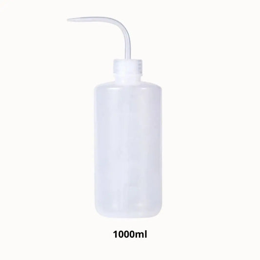 Bouteille transparente de dosage avec un long bec verseur, en plastique souple et lisse