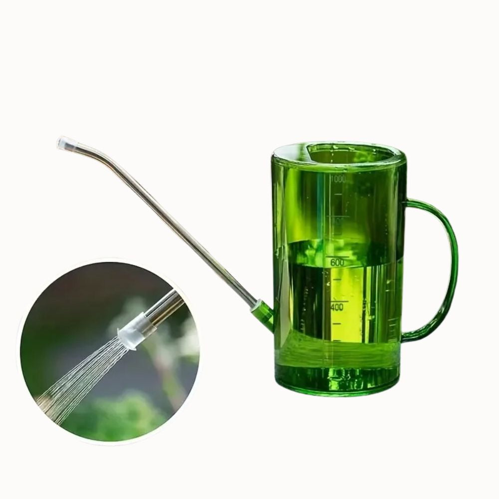 Arrosoir d'intérieur vert en plastique transparent avec bec long en inox et eau visible à l'intérieur