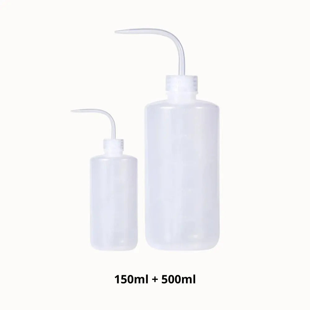 Deux bouteilles en plastique transparent, l'une plus grande que l'autre, avec des becs verseurs fins