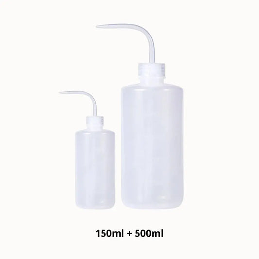 Deux bouteilles en plastique transparent, l'une plus grande que l'autre, avec des becs verseurs fins