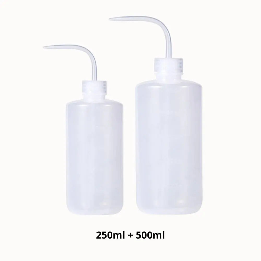 Deux bouteilles transparentes en plastique, l'une plus grande que l'autre, avec un bec verseur fin