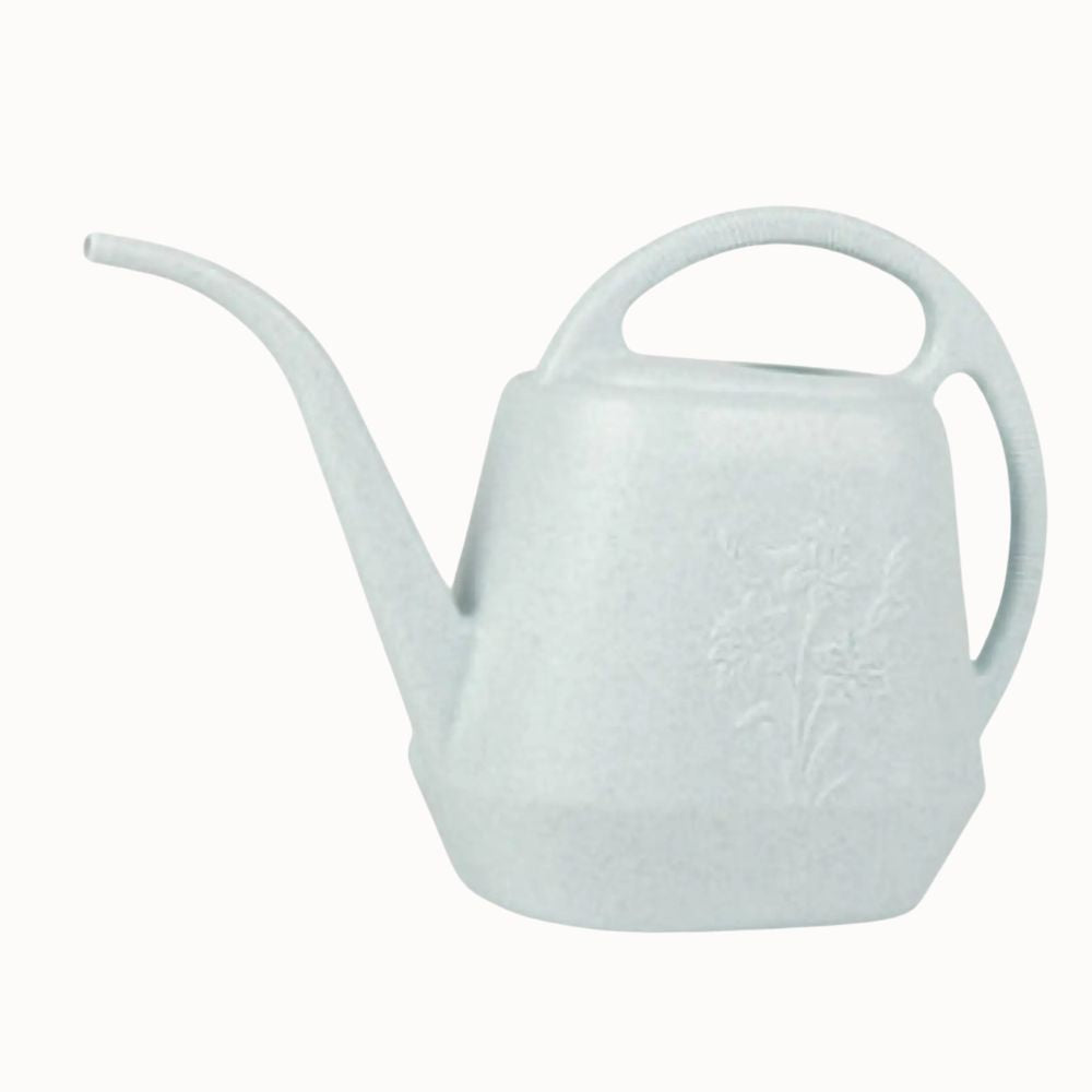 Arrosoir en plastique blanc avec un long bec et une poignée, décoré de motifs floraux subtils