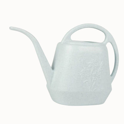 Arrosoir en plastique blanc avec un long bec et une poignée, décoré de motifs floraux subtils