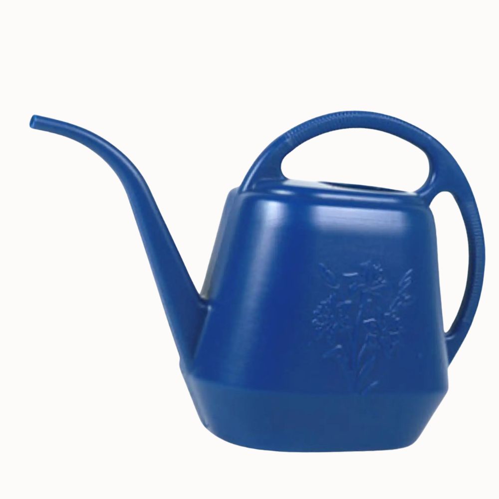 Arrosoir bleu en plastique avec long bec et poignée ergonomique, décor floral en relief