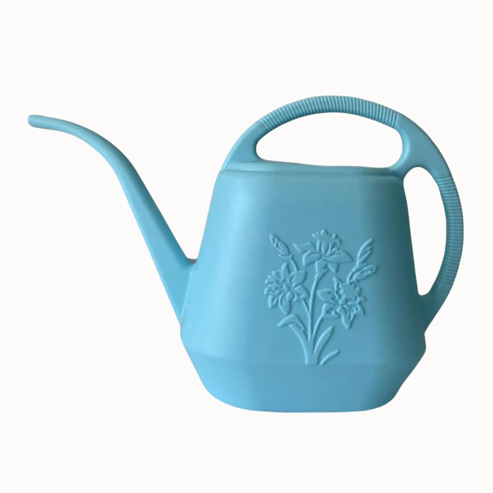 Arrosoir bleu clair en plastique avec un long bec et un motif floral en relief