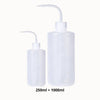 Deux bouteilles transparentes en plastique, de tailles différentes, avec un long bec verseur