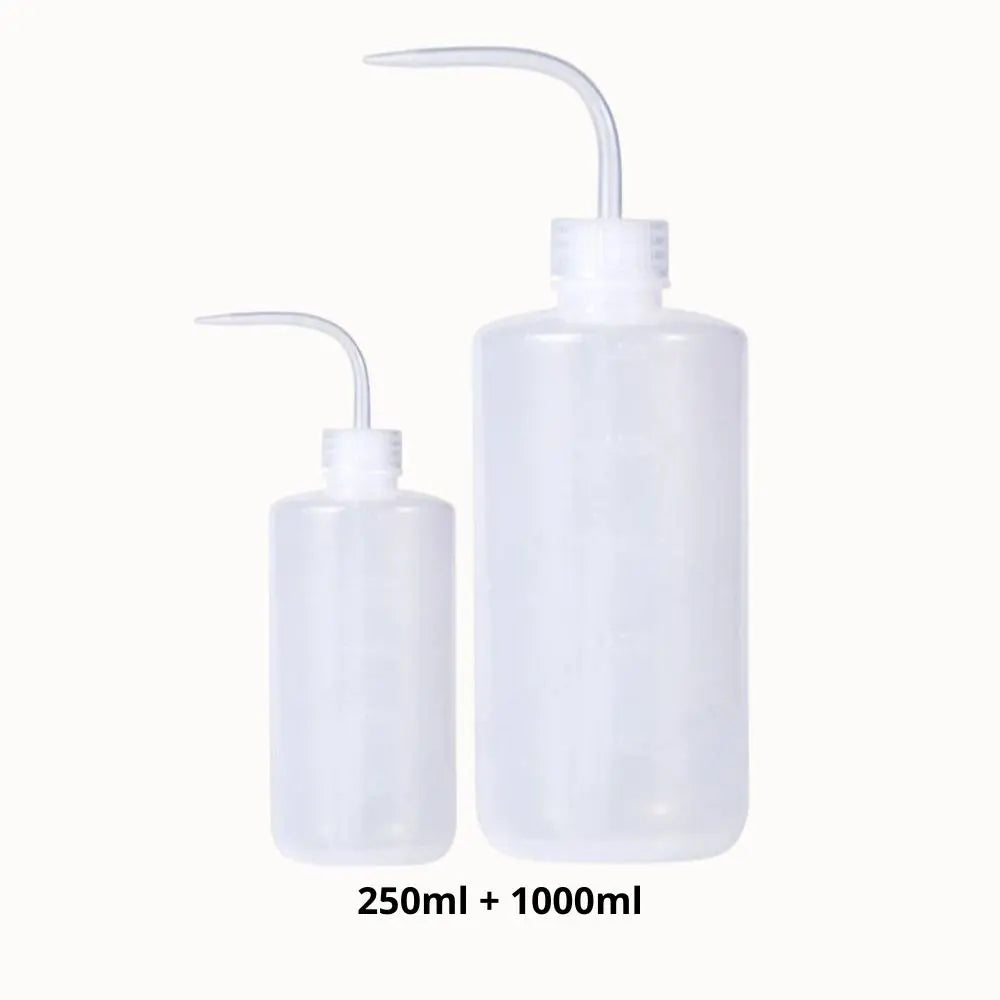 Deux bouteilles transparentes en plastique, de tailles différentes, avec un long bec verseur