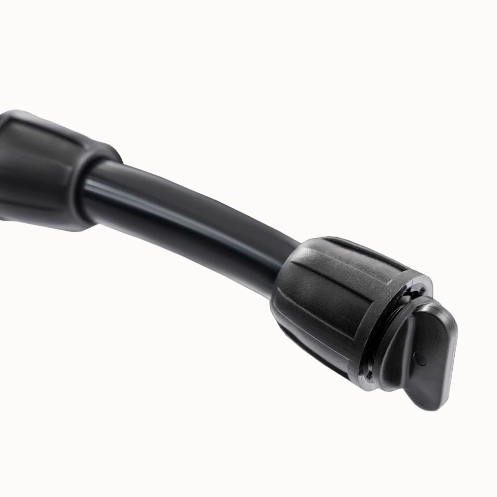 Tube noir en plastique avec un raccord, surface lisse et courbée, aspect moderne et fonctionnel