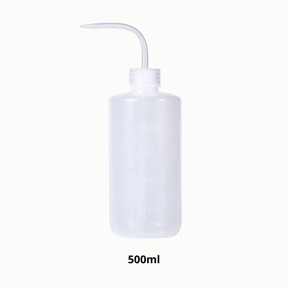 Bouteille transparente avec bec courbé, en plastique, de forme cylindrique et sans décorations visibles