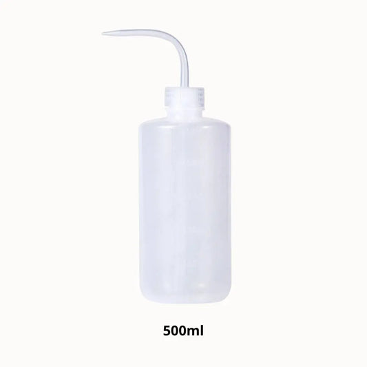 Bouteille transparente avec bec courbé, en plastique, de forme cylindrique et sans décorations visibles