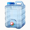 Bouteille réservoir transparente de 20L avec un robinet et un couvercle bleu sur le dessus
