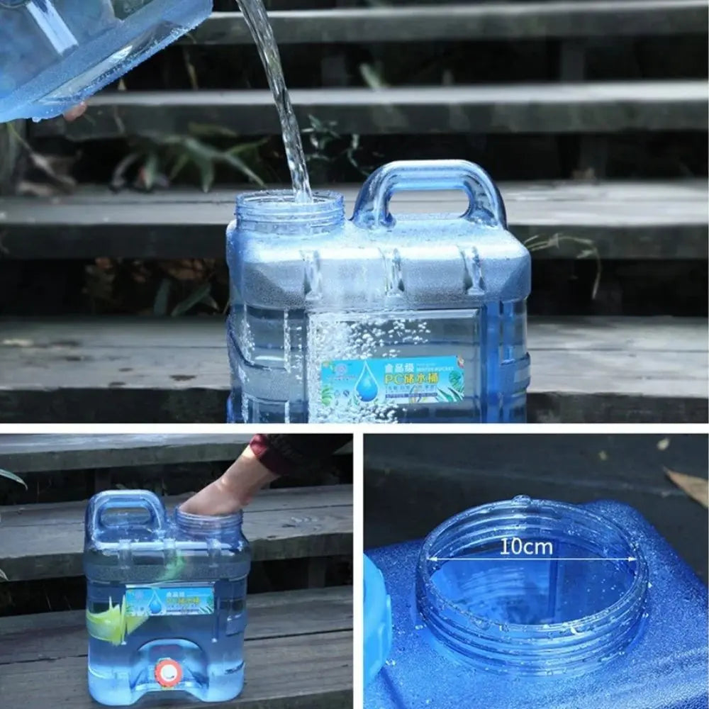 Bouteille réservoir transparente de 20L avec tuyau d'extension et eau versée sur une surface en bois