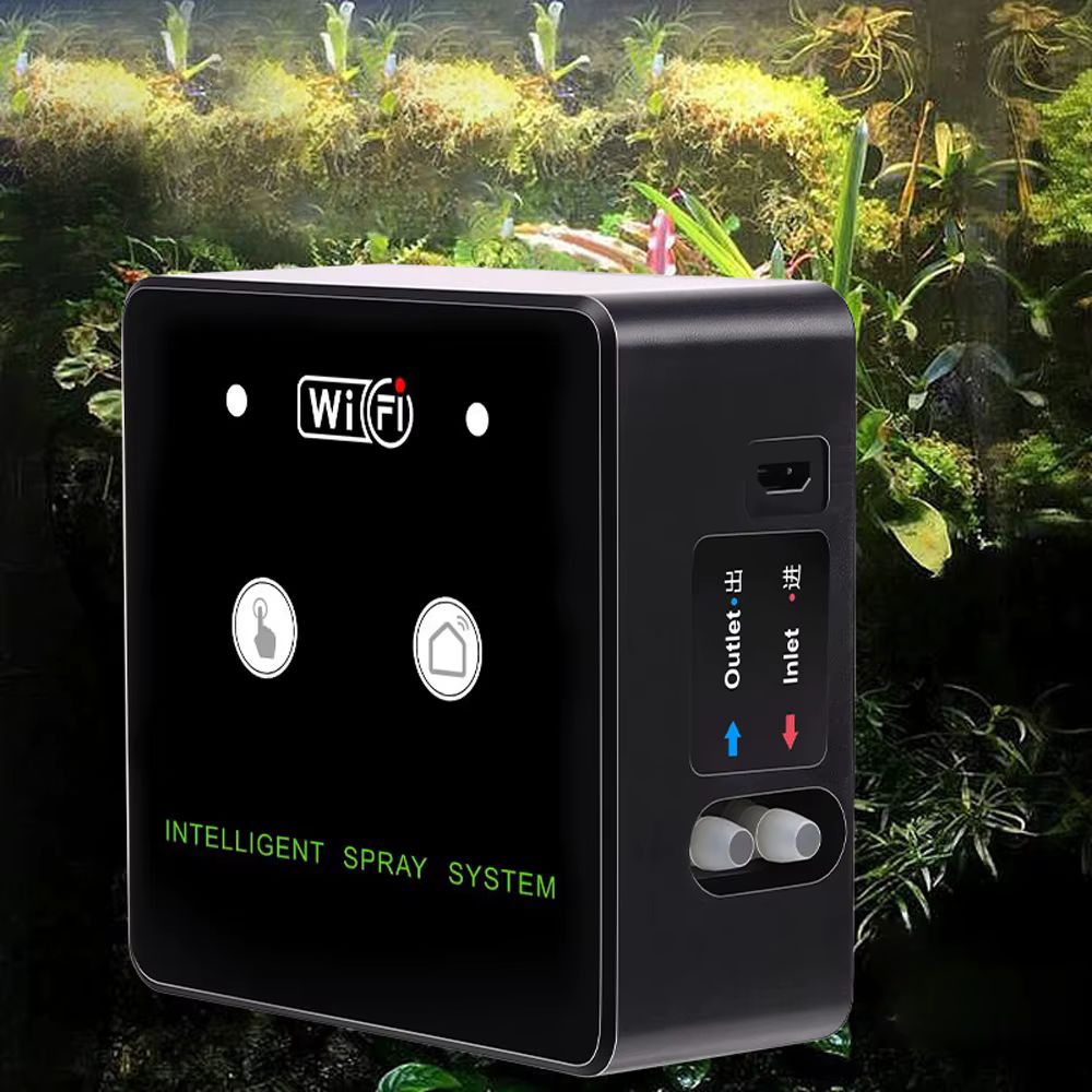 Brumisateur WiFi intelligent avec deux buses et un écran de contrôle visible sur fond de plantes vertes