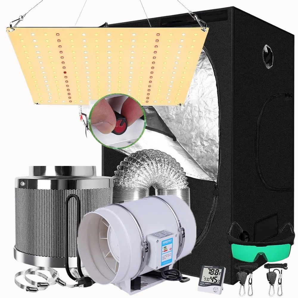Chambre de culture avec lampe LED, ventilateur, filtre à air et accessoires de jardinage visibles
