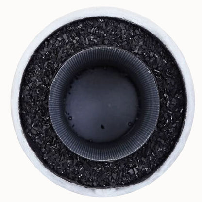 Cercle noir avec gravier et un tube central en matière synthétique, sur fond blanc
