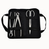 Trois outils de coupe en acier inoxydable présentés dans une trousse noire avec des compartiments