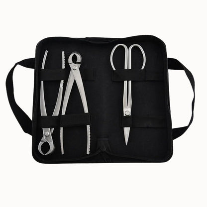 Trois outils de coupe en acier inoxydable présentés dans une trousse noire avec des compartiments