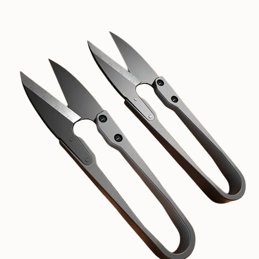 Ciseaux en U en métal argenté avec des lames fines et un design ergonomique élégant