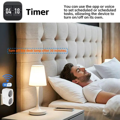 Une lampe de chevet blanche éclaire un mur beige avec un lit et une prise connectée visible