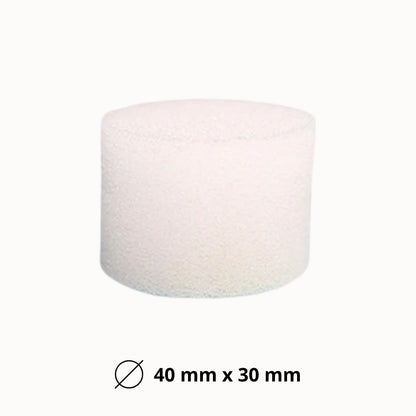 Éponge ronde blanche de 4 cm de diamètre, texture poreuse et surface lisse, sur fond neutre