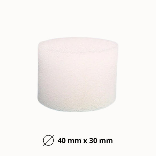Éponge ronde blanche de 4 cm de diamètre, texture poreuse et surface lisse, sur fond neutre