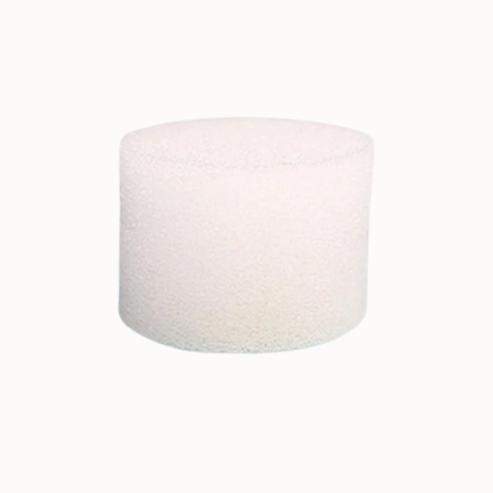 Éponge ronde blanche de 4 cm, texture douce et poreuse, sur fond uni clair