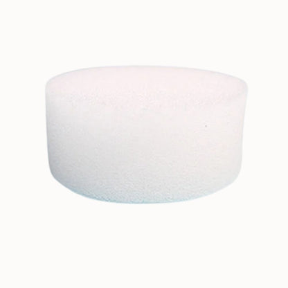 Éponge blanche en forme de cylindre, surface lisse et légèrement arrondie, matière souple et légère
