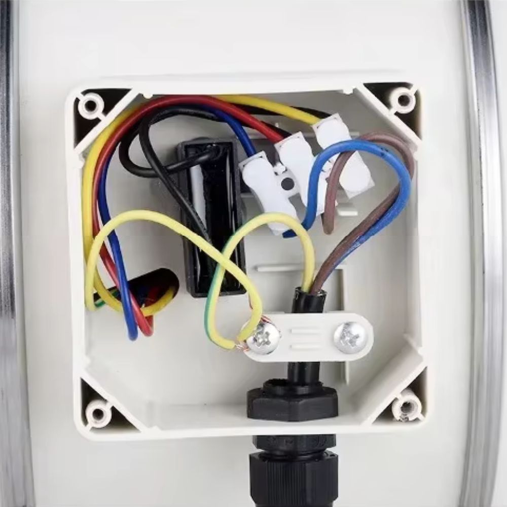 Détails techniques de l'extracteur d'air avec câblage et connecteurs visibles à l'intérieur de la boîte
