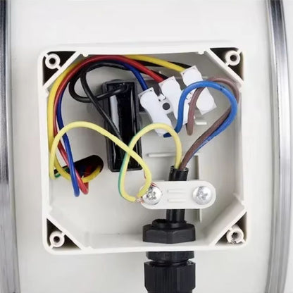 Détails techniques de l'extracteur d'air avec câblage et connecteurs visibles à l'intérieur du boîtier