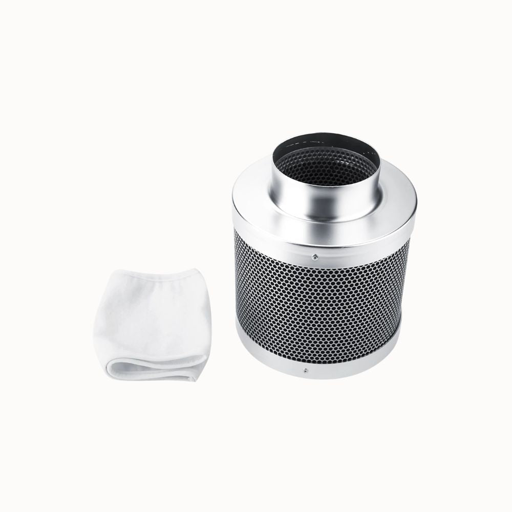 Filtre à charbon en inox de 100mm avec un manchon blanc à côté sur fond neutre