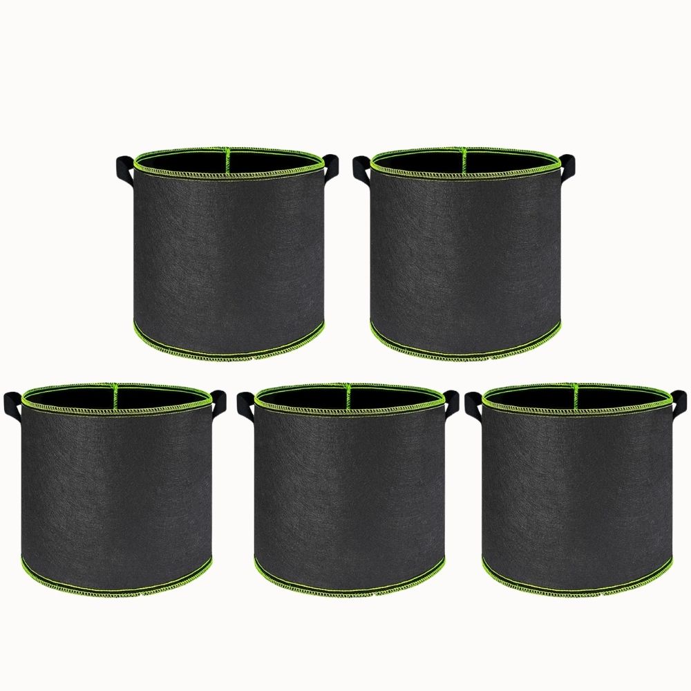 Cinq pots de culture noirs avec des poignées vertes, en tissu, disposés sur un fond blanc