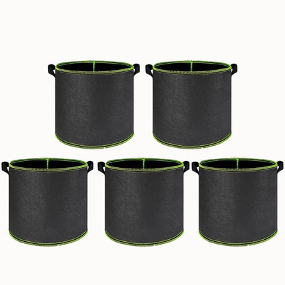 Cinq pots de culture noirs avec des poignées vertes, en tissu, disposés sur un fond blanc