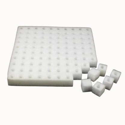 Éponge blanche avec des alvéoles, forme carrée et cubes découpés sur un fond neutre