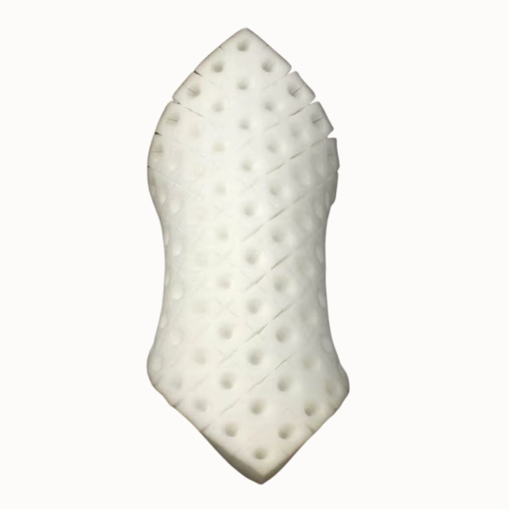 Éponge blanche avec des perforations, de forme allongée et légèrement courbée, pour enracinement rapide