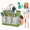 Sac de jardinage vert avec outils en inox, gants marron et spray, motifs floraux sur les poches