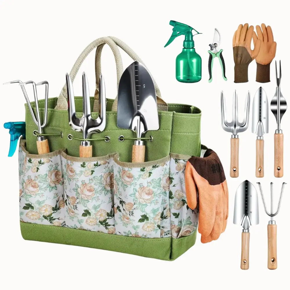 Sac de jardinage vert avec outils en inox, gants marron et spray, motifs floraux sur les poches