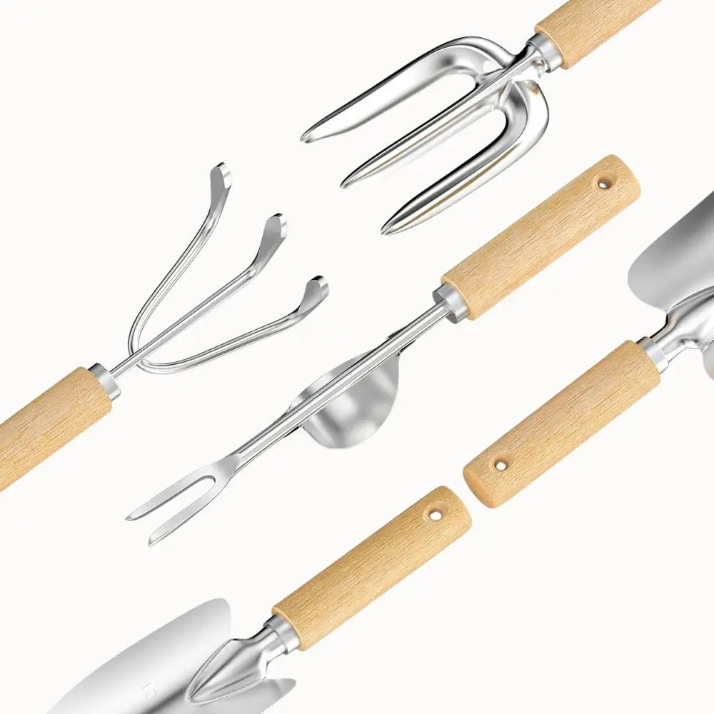 Ensemble d'outils de jardinage en inox avec manches en bois, comprenant une fourche, une pelle et un râteau