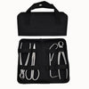 Outils de jardinage en métal argenté disposés dans un sac noir avec des sangles de maintien
