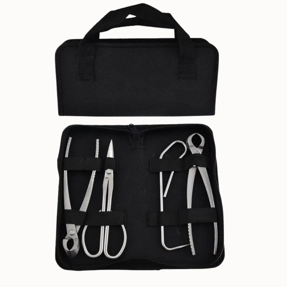 Outils de jardinage en métal argenté disposés dans un sac noir avec des sangles de maintien