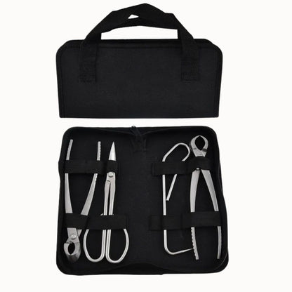 Outils de jardinage en métal argenté disposés dans un sac noir avec des sangles de maintien