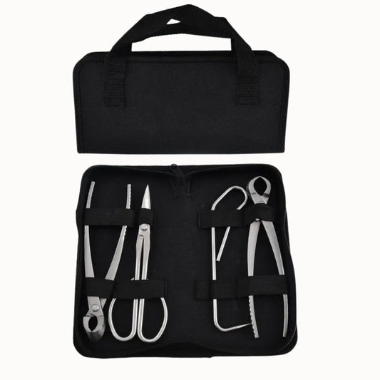 Outils de jardinage en métal argenté disposés dans un sac noir avec des sangles de maintien